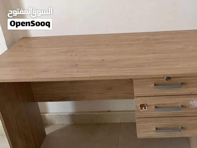 مكتب أداره كبير ومكتبين صغيرين