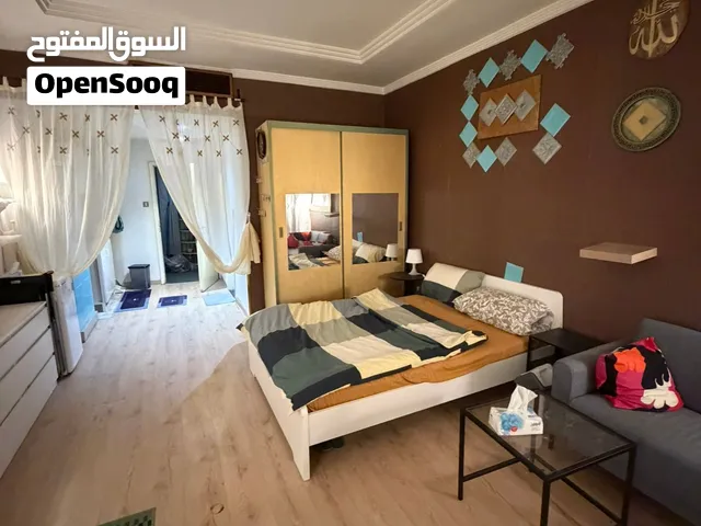 للايجار استيديوهات مفروشه ميدان حولي غرفه وحمام ومطبخ تحضيري وبلكونه شامل كل شئ كهربه وميه وصيانه