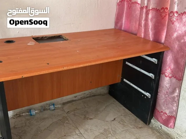 ميز مكتبي كبير