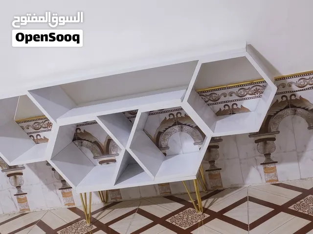 طاولة شاشة لون ابيض