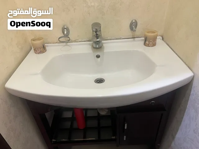 بيع مغسلة لون ابيض مع خزنة و مراية مزخرفة
