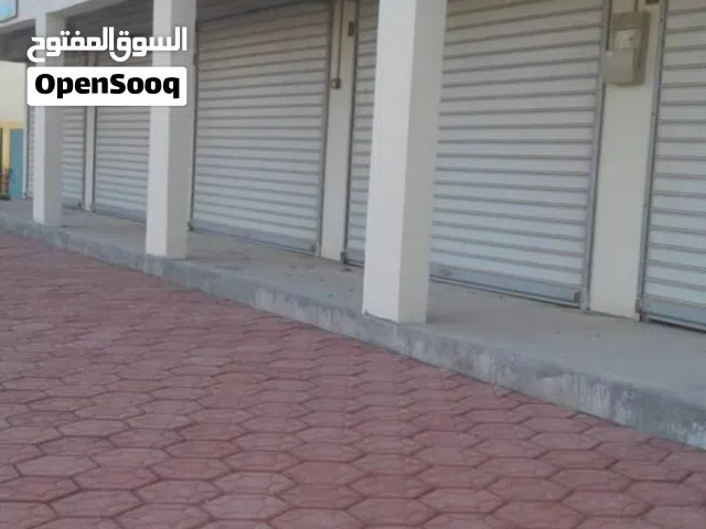 فرصة استثمارية مضمونة ومربحة جدا : مبنى مكون من 5 محلات مع جراج في الخلف