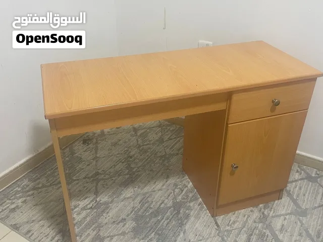 طاولة مع درجين تخزين جيدة