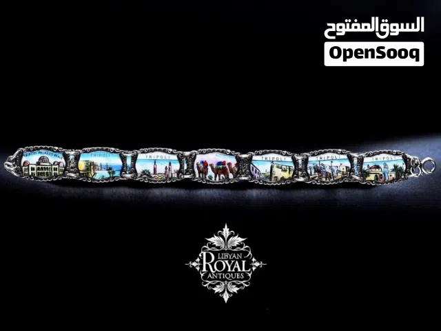 سوار فاخر من حقبة الأربعينيات والخمسينيات يجسد معالم طرابلس القديمة