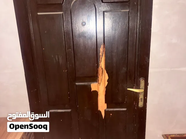 باب خشب متين كلاسيكي للبيع .