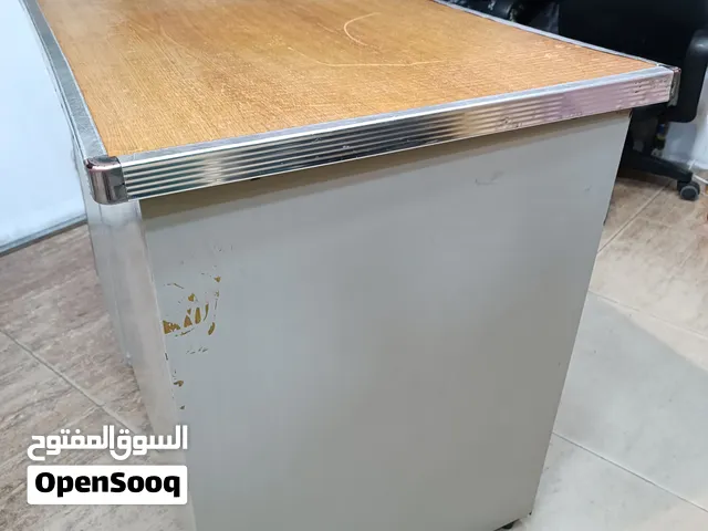 ميز مكتبي نضيف يحتوي على اربع مجرات