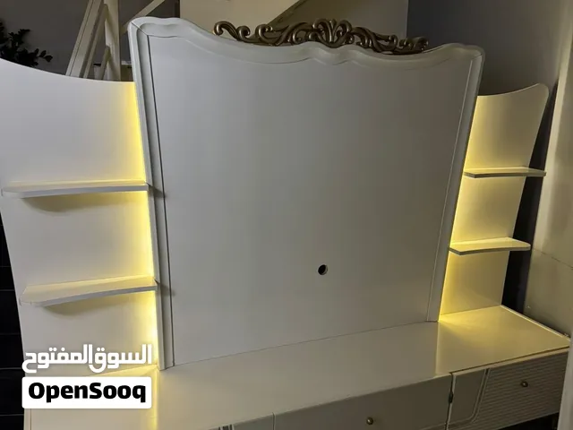 ميز تلفزيون للبيع جدا نظيف ومابي اضرار