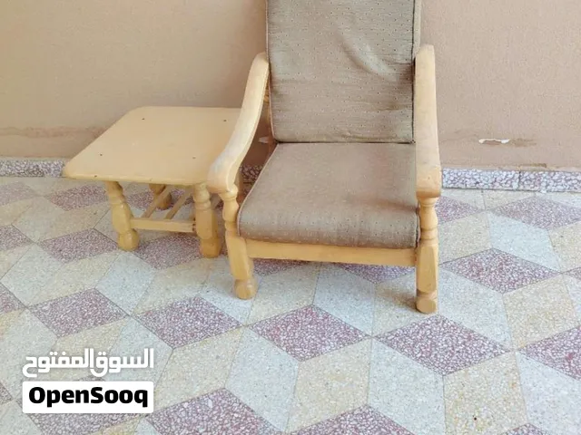 طقم جلسة خشبي مكون من كرسي وطاولة جانبيّة