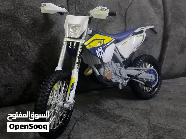 لعبة دراجة نارية لليد و بيها حميمات