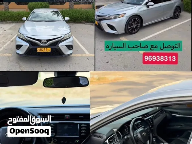 تويوتا كامري 2018 موديل 2018 رمادي مستعملة صالون سيدان بحساسات أمامية وتكنولوجيا حديثة