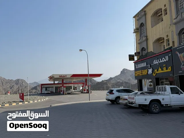 فرصة استثمارية نادرة في موقع استراتيجي مميز للبيع  محطة بترول متكاملة تضم 3 مبانٍ استثمارية