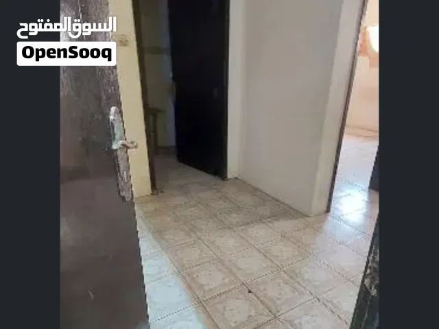 شقه للايجار ((على شارع البلديه بالمحرق))