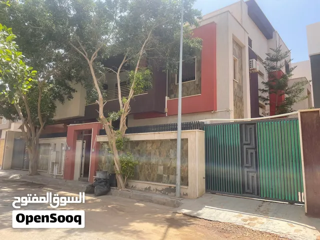 فيلا خليجي بطابقين مع ملحق - فرصة استثنائية لامتلاك فيلا فاخرة