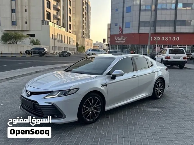 تويوتا كامري هيابرد 2022 للبيع بحالة الوكالة 0مالك 0 حوادث وكالة البحرين