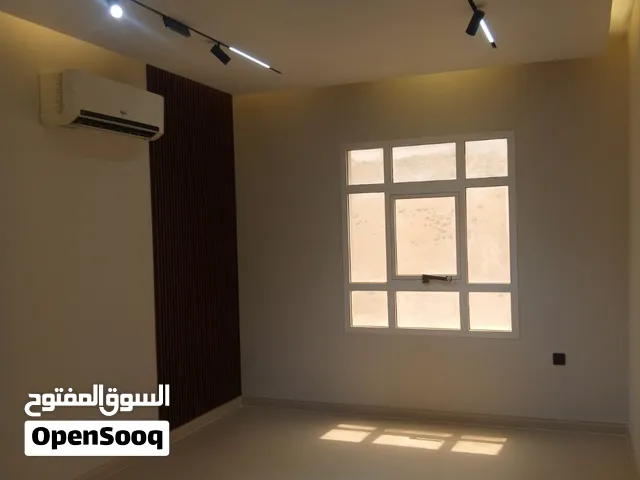 شقة للبيع في بوشر موقع مميز وفرصة استثمارية بمساحة بناء 83م