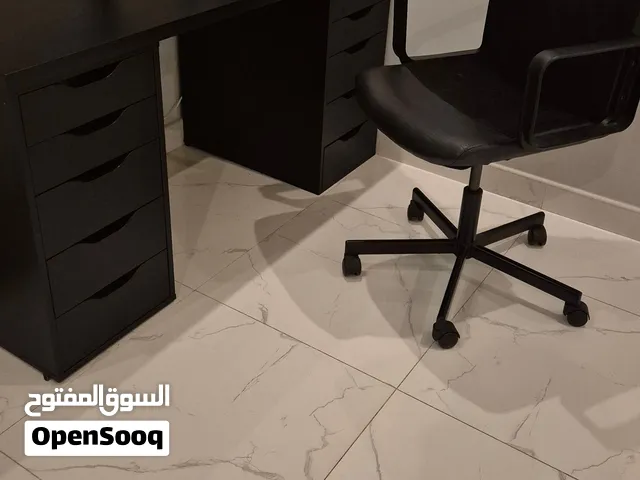 طاوله مكتب نظيفة جدا مع الكرسي للبيع