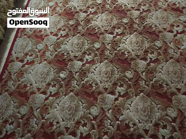 للبيع سجادة قياس مترين في متر و 75 لون خمري مع بيج شبه جديدة