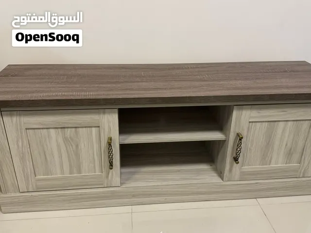 طاولة تلفزيونية بدواليب (مستعمل 3 سنوات)