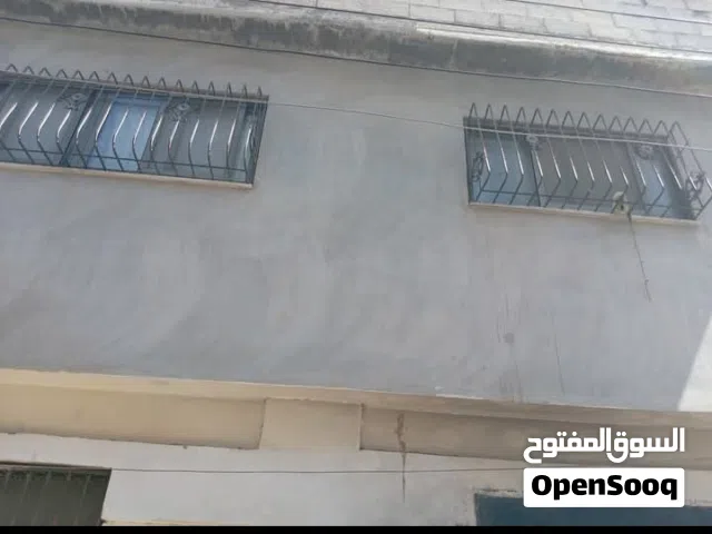 منزل مكون من طابقين للبيع  مع سسطح كل طابق مكون من 3 غرف وحمام وصالون ومطبخ
