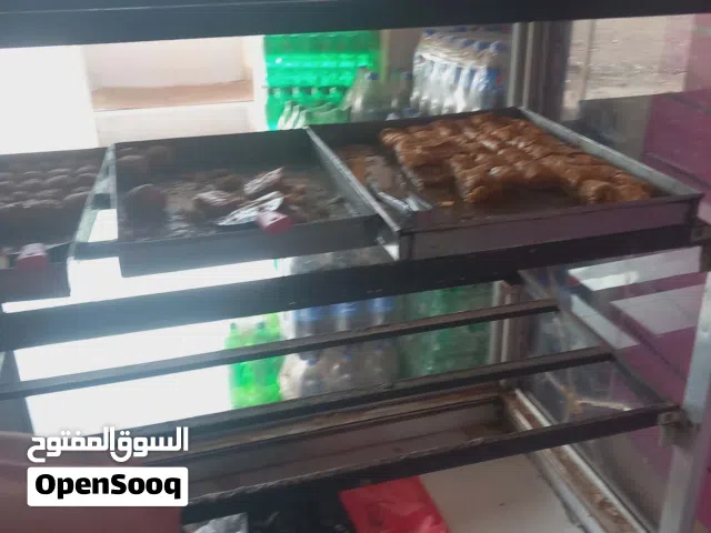 معرض حلويات ومعمل مجهز للبيع