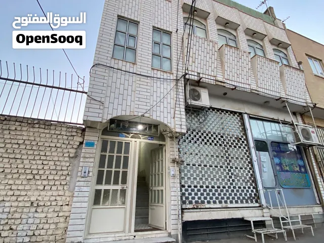 عقار سكني مكون من أربعة طوابق يضم متجرين تجاريين، ويقع في مدينة قم المقدسة في إيران