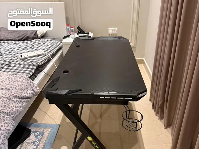 طاولة قيمينق مستعمله ولا فيها اي خراب فيها ستاند للمشروبات وفيها فتحتين لتنظيم الاسلاك والكيبلات.
