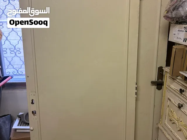 أبواب خشب كبس بحاله ممتازه ومستعمله لفتره قصيره للبيع