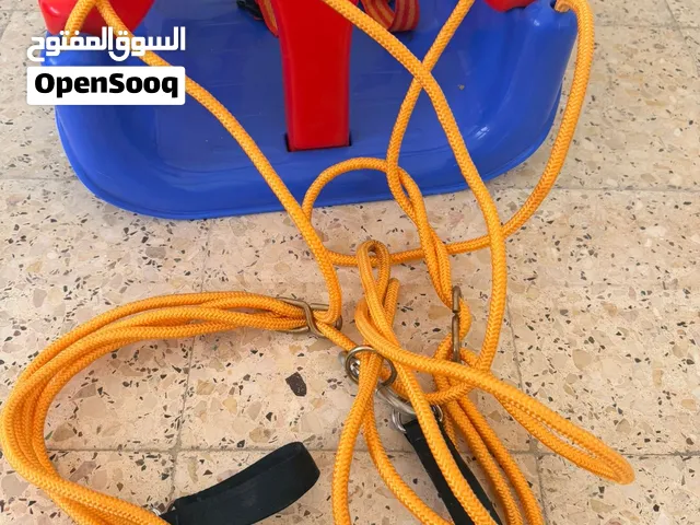 مرجيحة اطفال لون ازرق و احمر نضيفه و جديزه