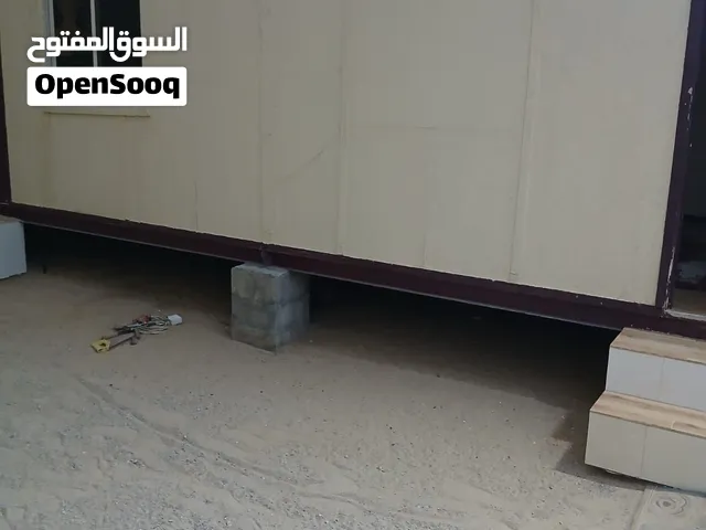 للبيع كرفان حالته ممتازه بس باب المطبخ مافيه