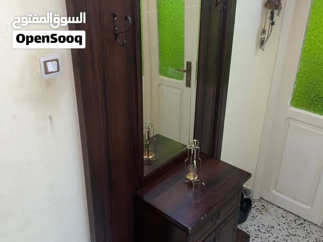 مدخل ومدرج احذيه خشب قديم وصلد
