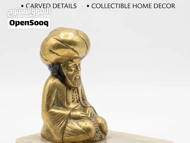 مجسم رجل يصلي من النحاس جالس على قطعه من الرخام