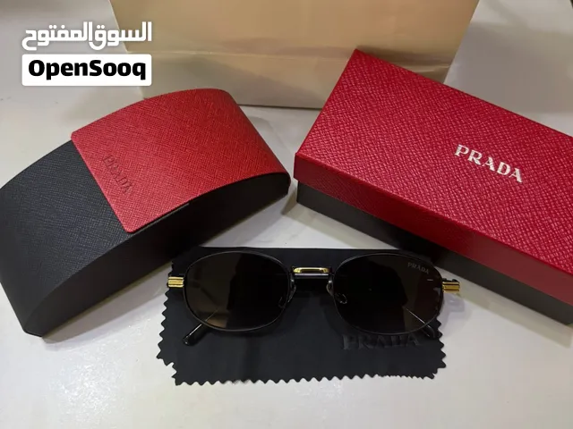نظارات شمسيه لون اسود بلمسه ذهبيه كوالتي ستايل مع تغليف مرتب و ذات جوده رائعه كما في الصوره