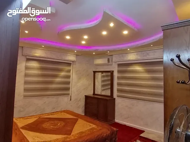شقة مفروشة فاخرة للايجار مساحة 90 غرب شارع الجامعة ب 200م وشمال مسجد علياء التل