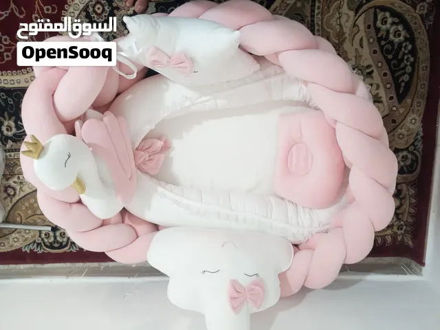 **فرش سرير أطفال بيبيه ملكي فاخر باللون الوردي والأبيض مع ناموسية**