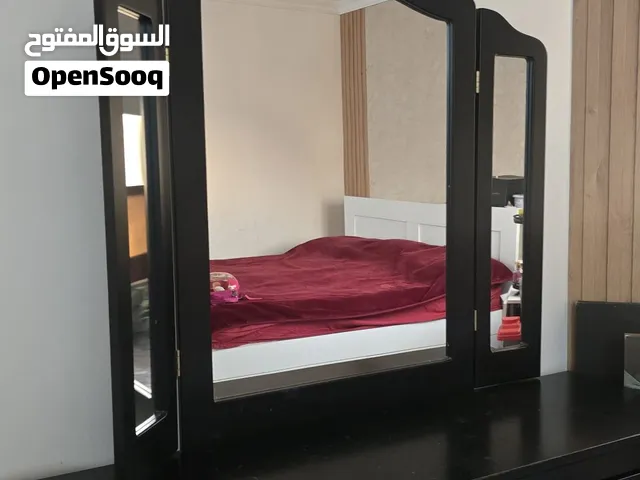 لضيق المكان