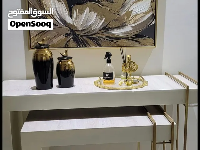 طاوله ولوحه وفازات