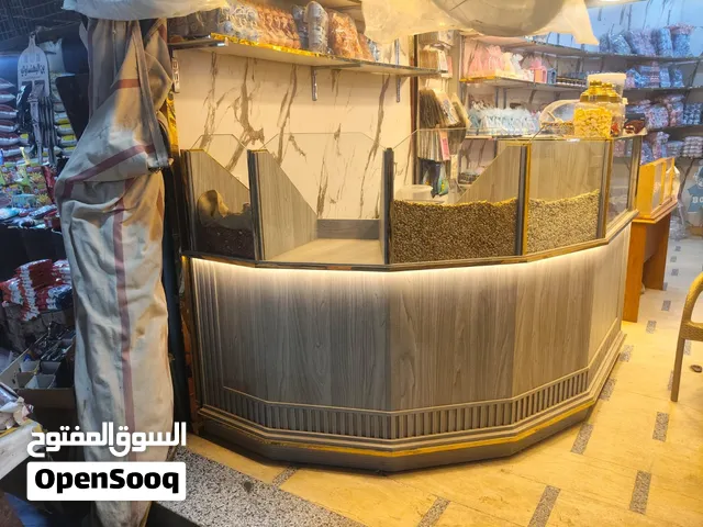 بنك لب ومكسرات كامل للبيع بحالة ممتازة – خشب وزجاج وإضاءة 3 متر دوران في 140 سنتي