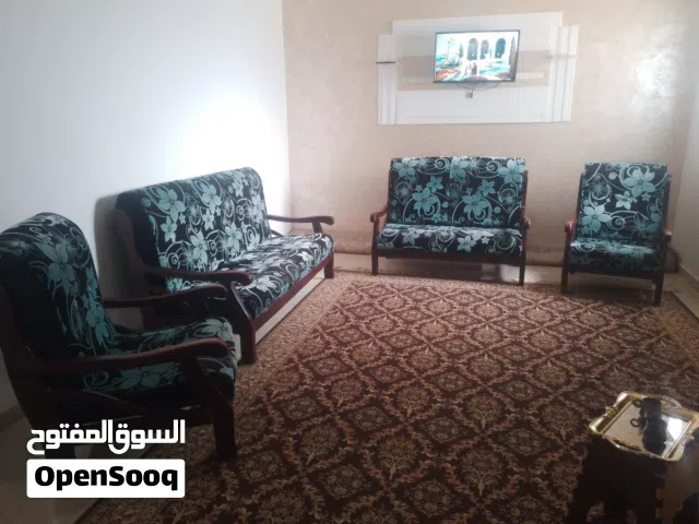 كنبة ثلاثية وكنبة زوجية وكنبتين فردية