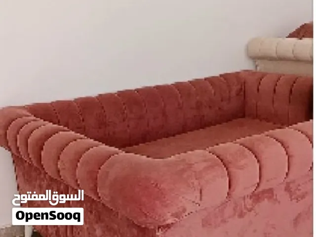 صالون   وطاوله شاشه تركيه نظيفه   وسجاده وسط وممر  وطاوله وسط