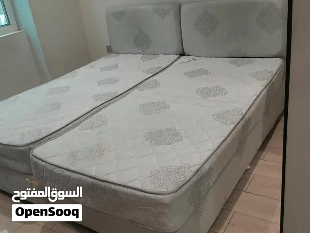 متوفر سرير مفرد  100×200 وطاوله بسعر150