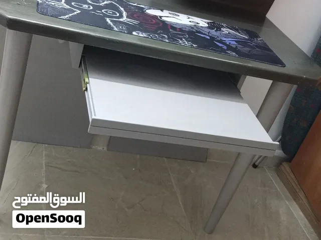 مكتب خشب لاتي و زان طول 83cm العرض 110cm للدراسة و الاستعمال المكتبي السعر ثابت.