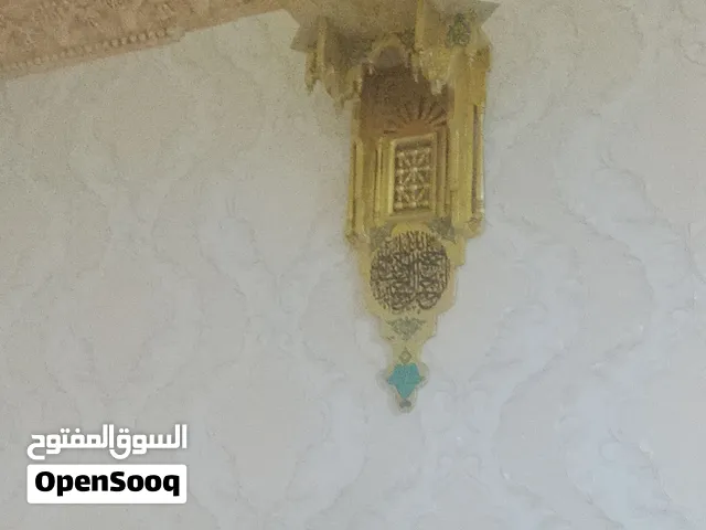 رف انتيك مع تحف نحاسية