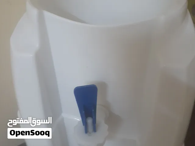 قاعدة مع نافورة لكلون الماء