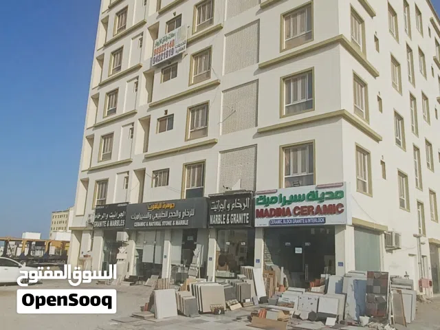 محلين للايجار في المعبيلة الصناعيه مقابل معارض السيراميك والابواب  واستخدام تجاري ليس صناعي 45 م
