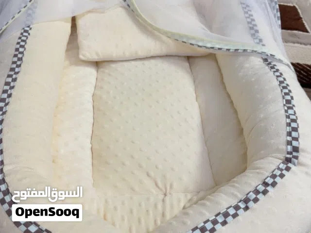 مسستلزمات للاطفال سرير وكرسي وفراش نوم بحالة ممتازة