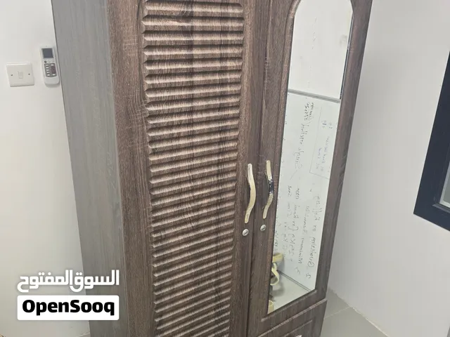 خزانة ملابس خشبية صغيرة