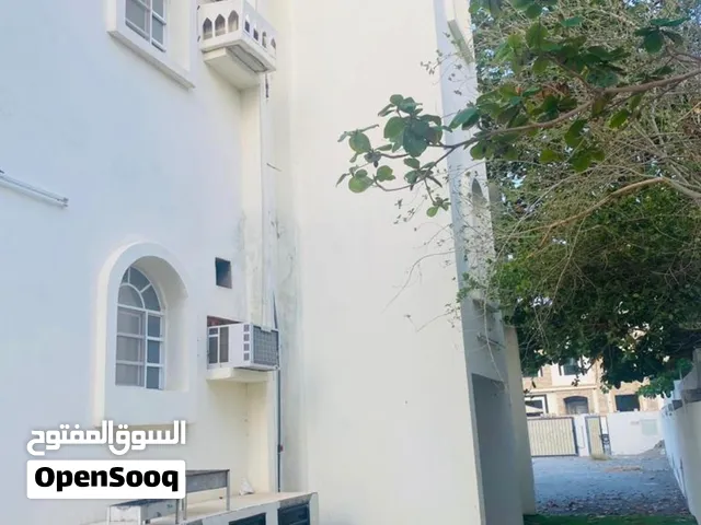 للبيع أرض سكنية ومبنى مكون من (3) شقق في المعبيلة الجنوبية حلة النصر
