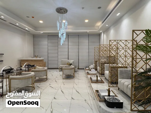 مركز اظافر للسيدات مجهز بالكامل للبيع بموقع مميز
