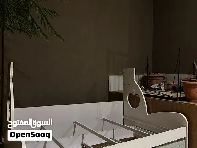 دار نوم تتكون من سرير فردي كبير مستعمل شوية ومعاه دولاب يتعلق فوق
