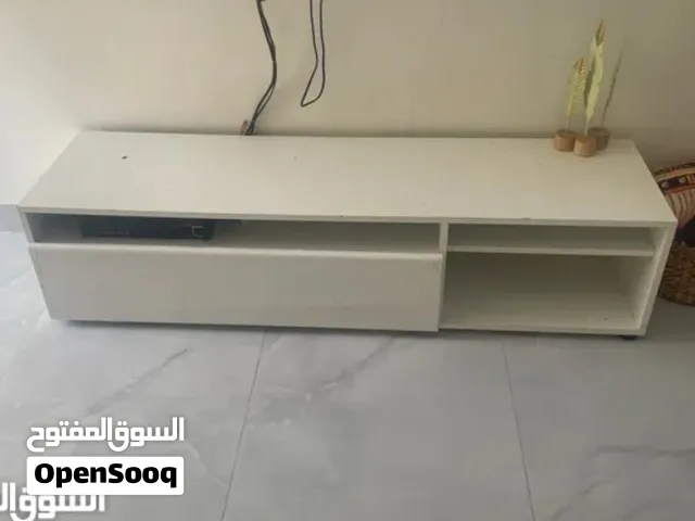 طاولة تلفزيون الماني بحالة الجديد ما فيها اي نقرة